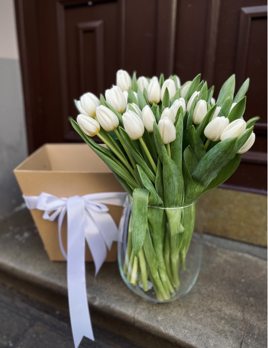 White tulips + Vase + Trapezoid bag